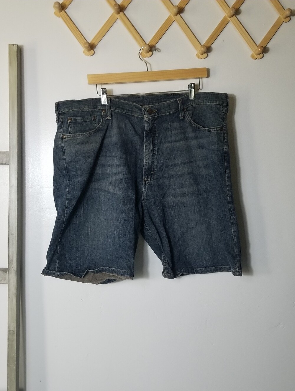 WRANGLER MEN'S JEAN SHORTS SIZE 42 (SEE FULL DESCRIPTION)